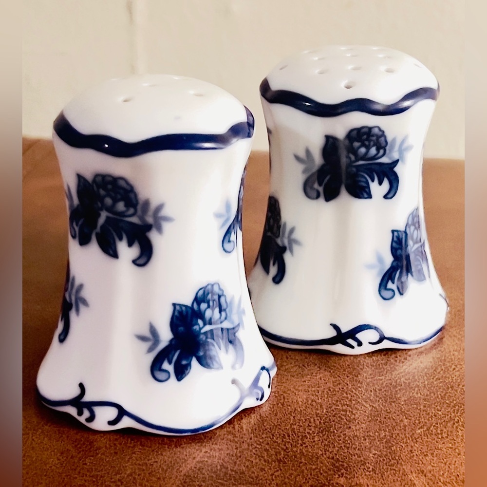 Vintage Cracker Barrel Blue and White Salt Pepper Shakers Retired MINT